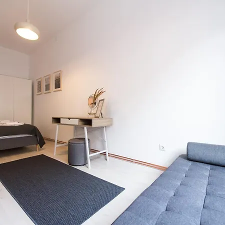 Charming Old Town Flat With Mountain View בראשוב