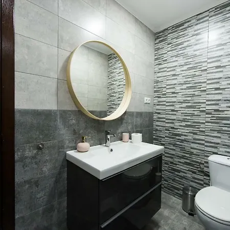 Charming Old Town Flat With Mountain View *