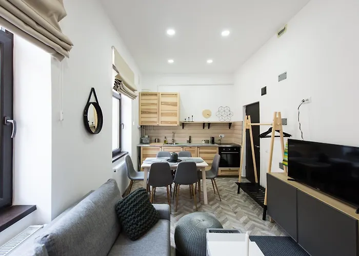 Charming Old Town Flat With Mountain View בראשוב