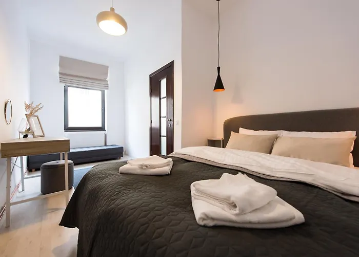 Charming Old Town Flat With Mountain View בראשוב